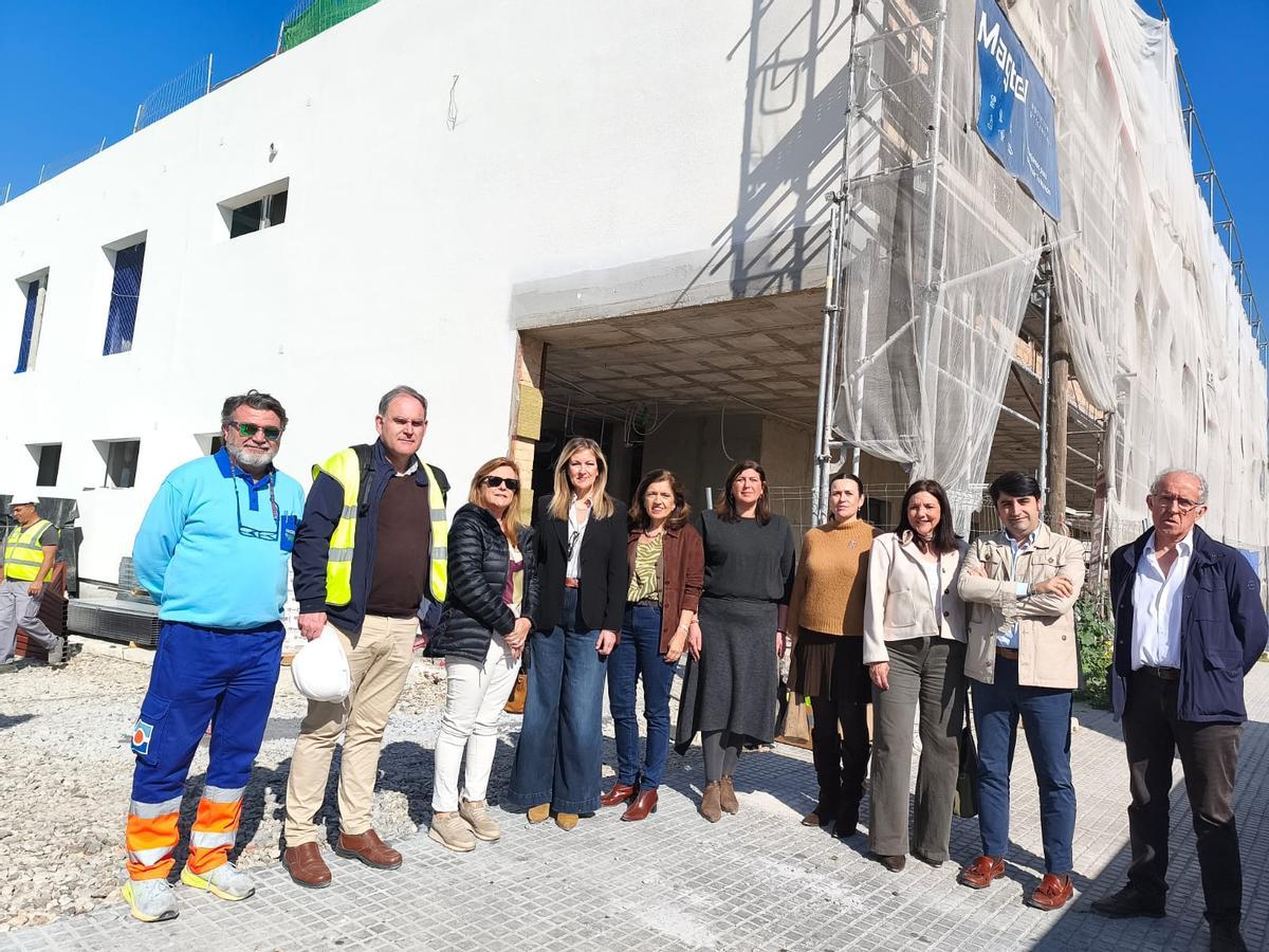 Autoridades y técnicos, en el exterior de las obras del centro de salud de Bujalance.