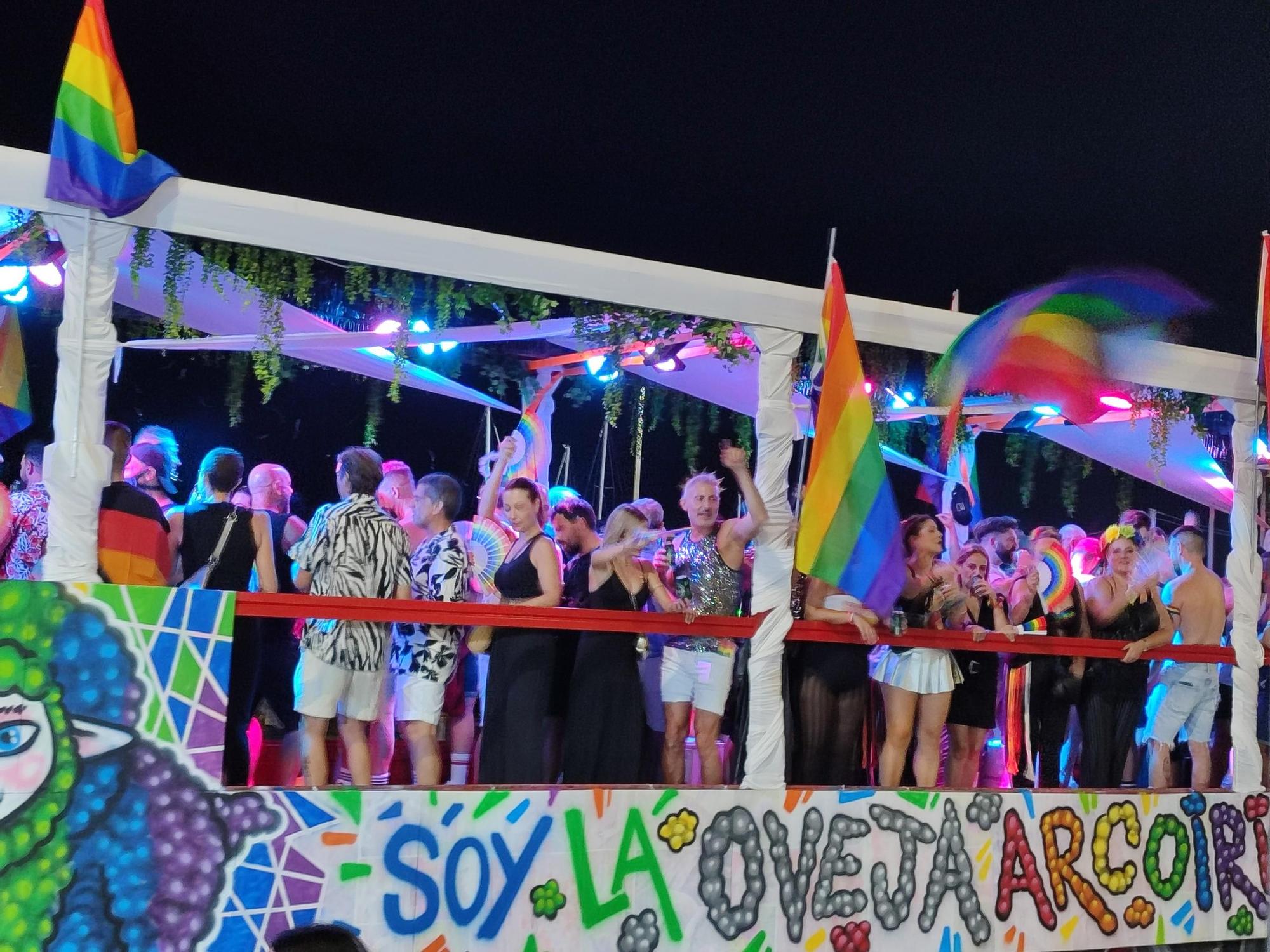 El desfile del Pride congrega a miles de vecinos y visitantes en Águilas