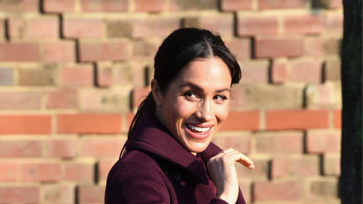 Meghan Markle ha lucido un anillo muy especial con su look borgoña