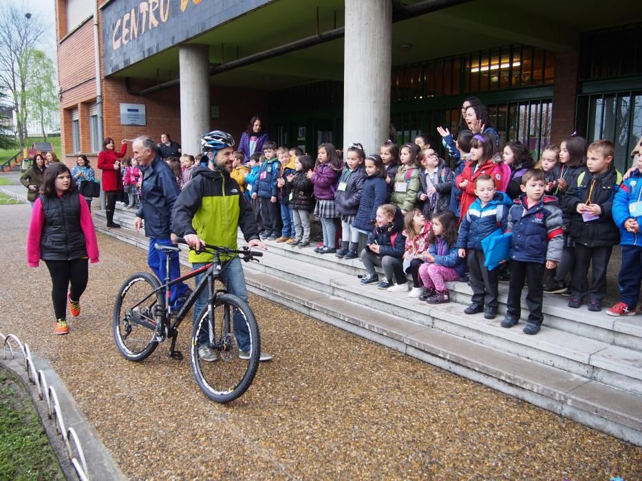 Los alumnos del Colegio Santa Bárbara de Lugones celebran el Día Mundial de la Bicicleta junto a Chechu Rubiera y Ángel García