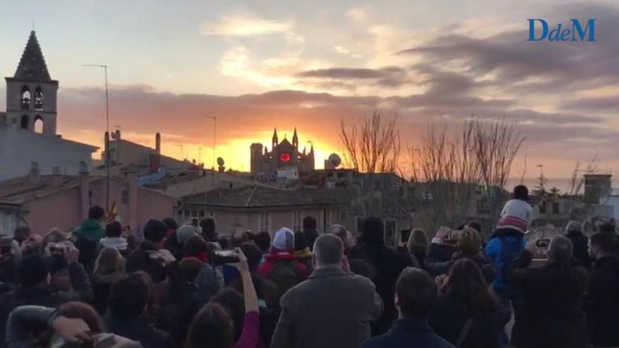 Wintersonnenwende lässt Palmas Kathedrale leuchten
