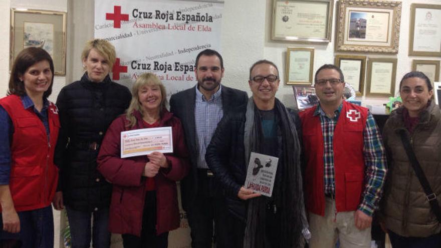 Los escritores donando los fondos del primer libro a Cruz Roja Elda