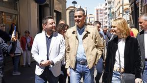 Sánchez se pasea por sorpresa por Tarragona el último día de campaña electoral en Cataluña