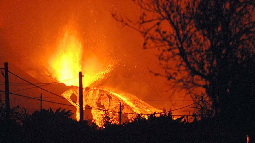 Explosión en uno de los cráteres del volcán.