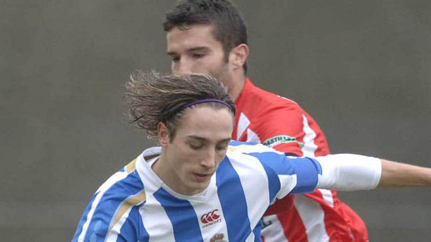 Iván Carril regatea a un jugador del Zamora. / fran martínez