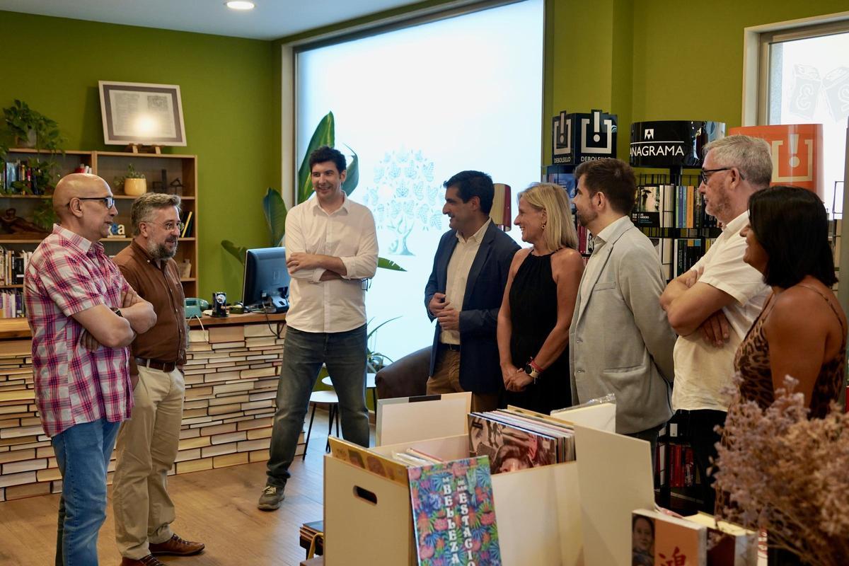O alcalde, o director xeral de Comercio e representantes de XEA nun establecemento da localidade.