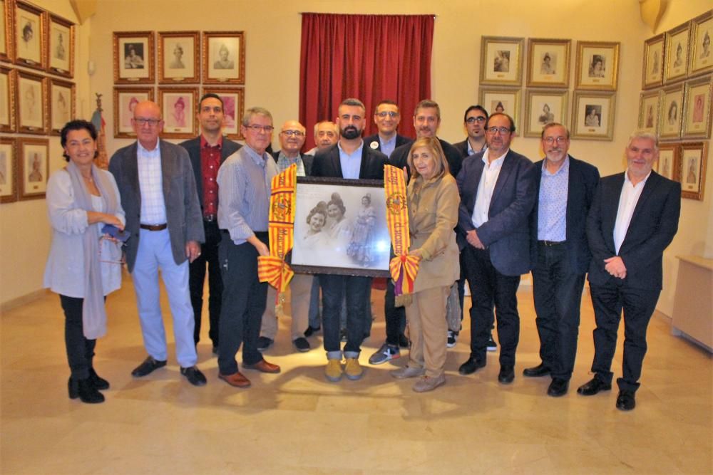 Entrega de las bandas de la fallera mayor y dama de València de 1934