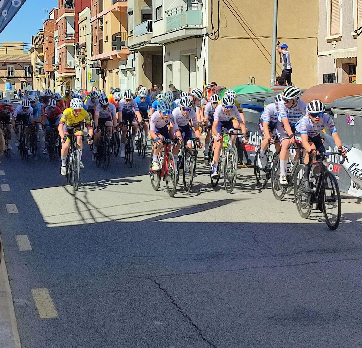 Ciclistas en el Trofeo Pinedo.