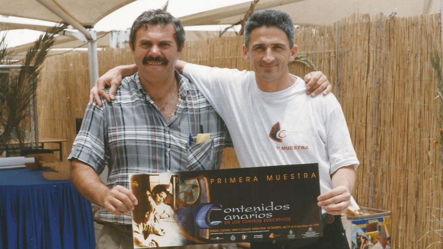 José Miguel Martín, izqda., junto al cantante Rogelio Botanz, presentando trabajos de ‘Contenidos canarios’.