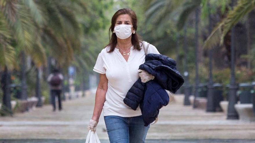 Una mujer con mascarilla en Málaga.