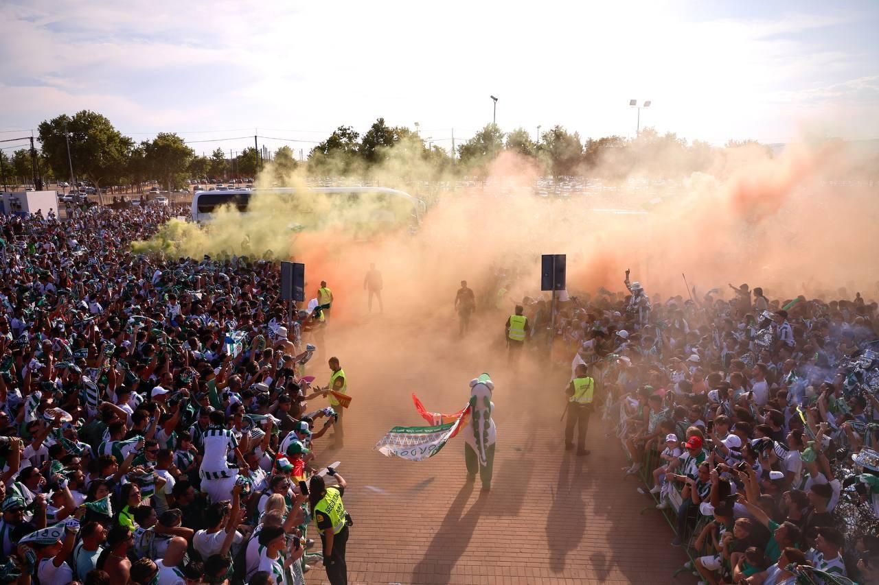 Así recibió la afición del Córdoba CF al autobús del equipo en El Arenal