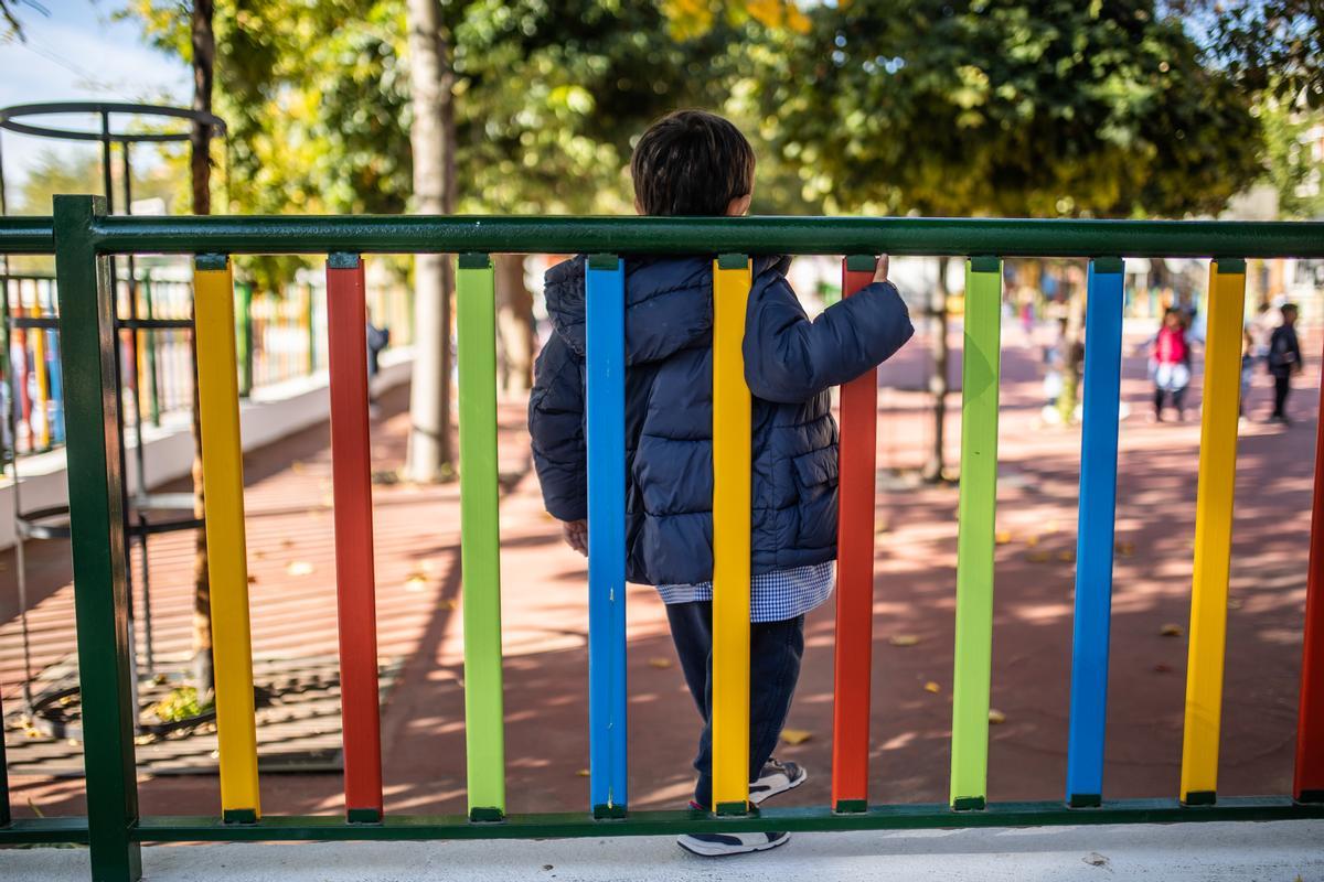 Niños en un patio de colegio