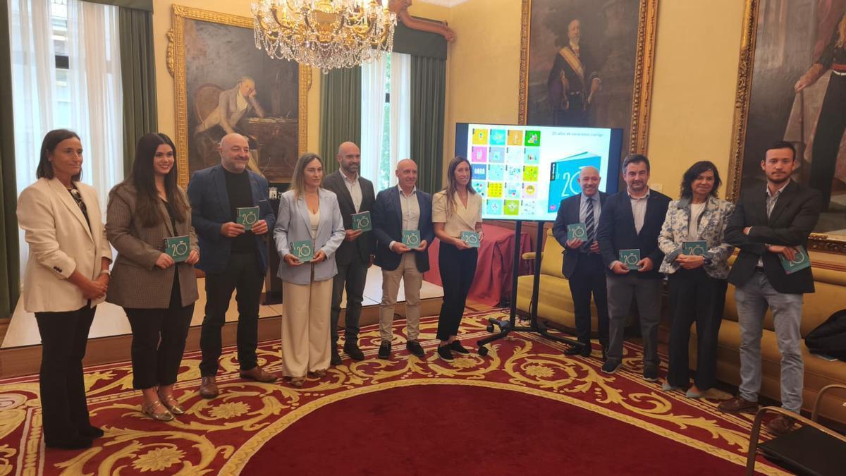 De izquierda a derecha, Covadonga Landín, Carla Álvarez, Guzmán Pendás, Cristina Villanueva, Jesús Martínez Salvador, Abel Junquera, Ángela Pumariega, Rodrigo Pintueles, Alejandro Beneit, Montserrat López Moro y Pablo Blanco, en la presentación de las actividades.