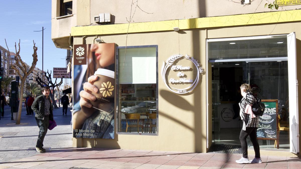 Una pastelería en el bajo de Díez de Revenga en el que hasta hace unos meses había un bar.