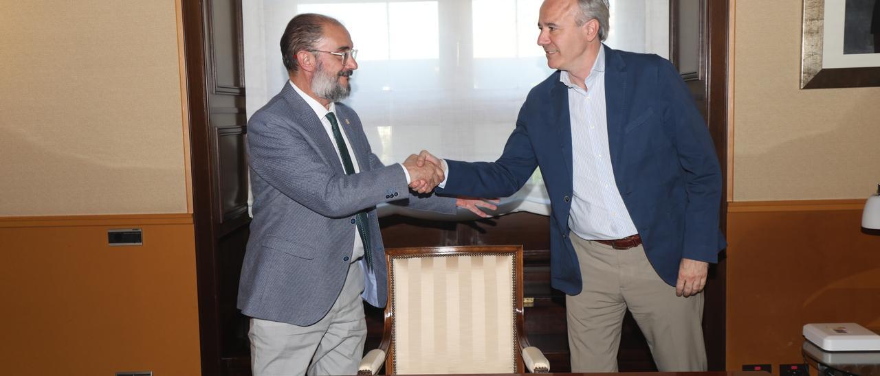 Javier Lambán y Jorge Azcón, el secretario general de PSOE y el presidente del PP en Aragón,  estrechan sus manos..