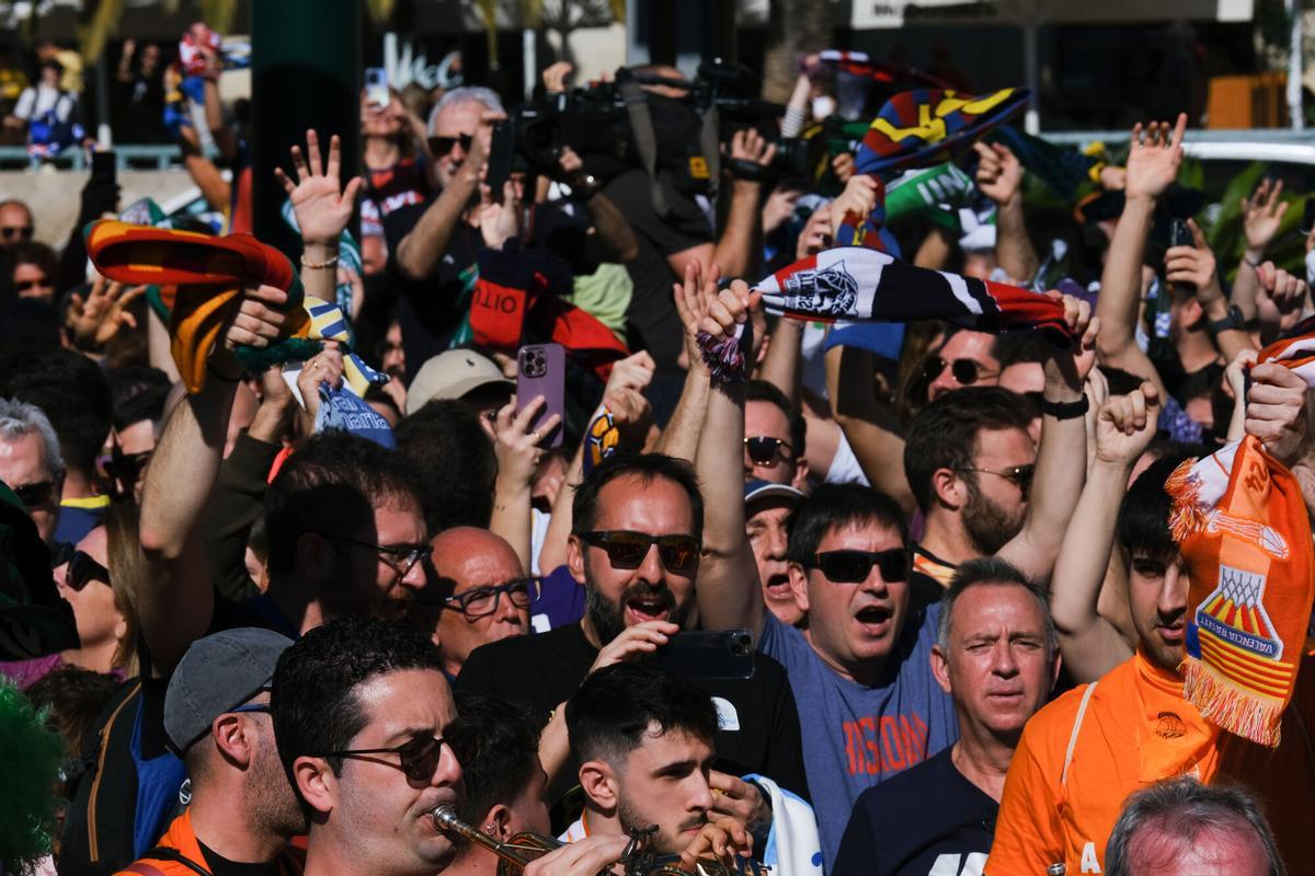 17/2/24 - Andalucia, Malaga - Plaza de la Marina - Copa del Rey 2024, Fiesta Fans : (Fotografía: Gregorio Marrero/La Opinion)