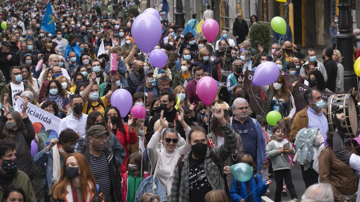 Los partidarios de la cooficialidad del asturiano se manifiestan en Oviedo