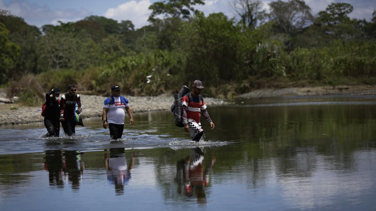 Unos 166.122 migrantes cruzaron la selva del Darién este año, 5 veces más que en 2022.