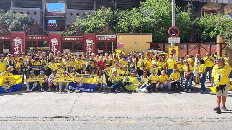 La afición de la UD Las Palmas arropó al equipo en su llegada al estadio Los Cármenes