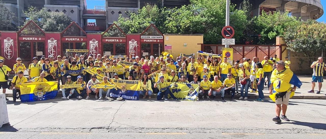 La afición de la UD Las Palmas arropó al equipo en su llegada al estadio Los Cármenes