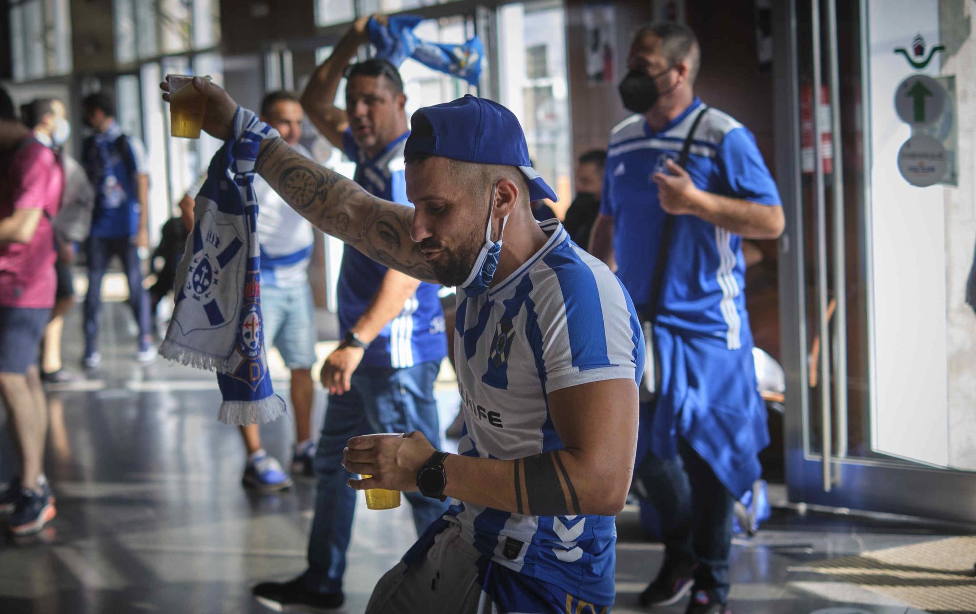 Aficionados del CD Tenerife, rumbo al derbi