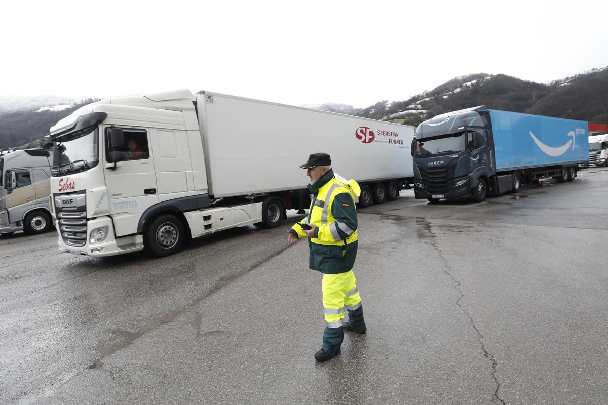 Los camioneros, parados durante horas por los cierres en Pajares y el Huerna.