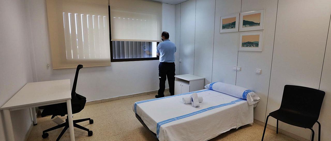 Interior de una de las doce habitaciones de la residencia ubicada en el viejo Hospital Can Misses. | JUAN A. RIERA