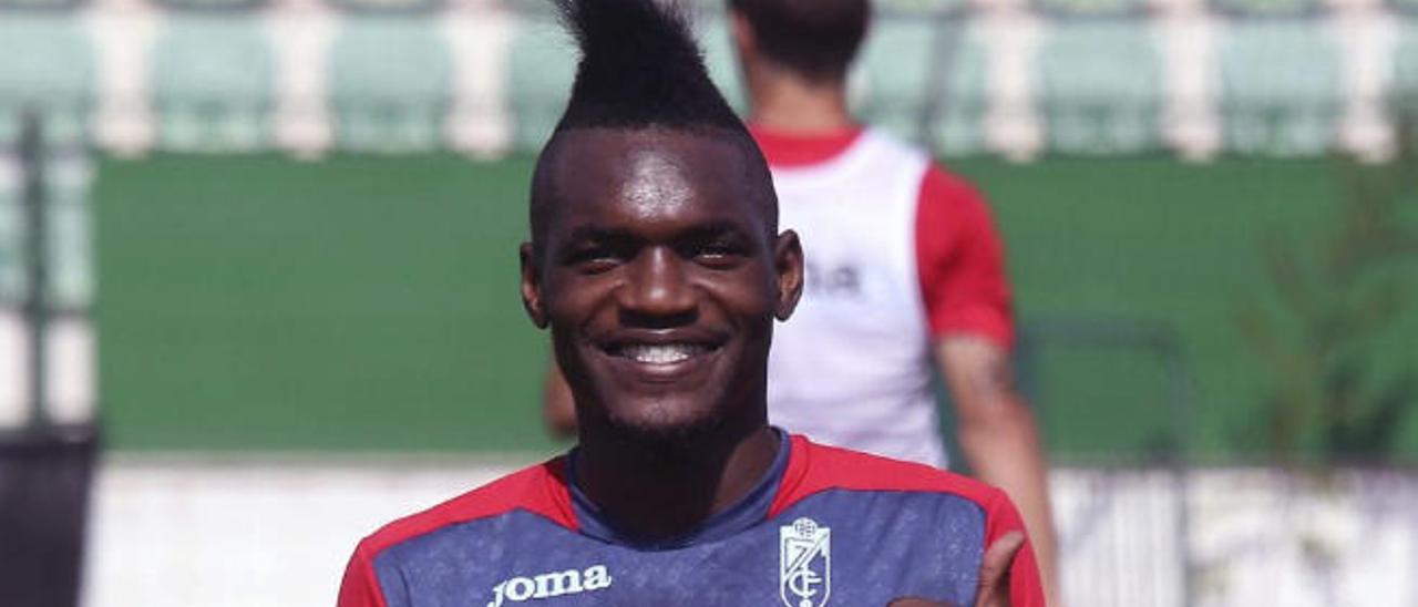 Thievy Bifouma en un entrenamiento con el Granada.