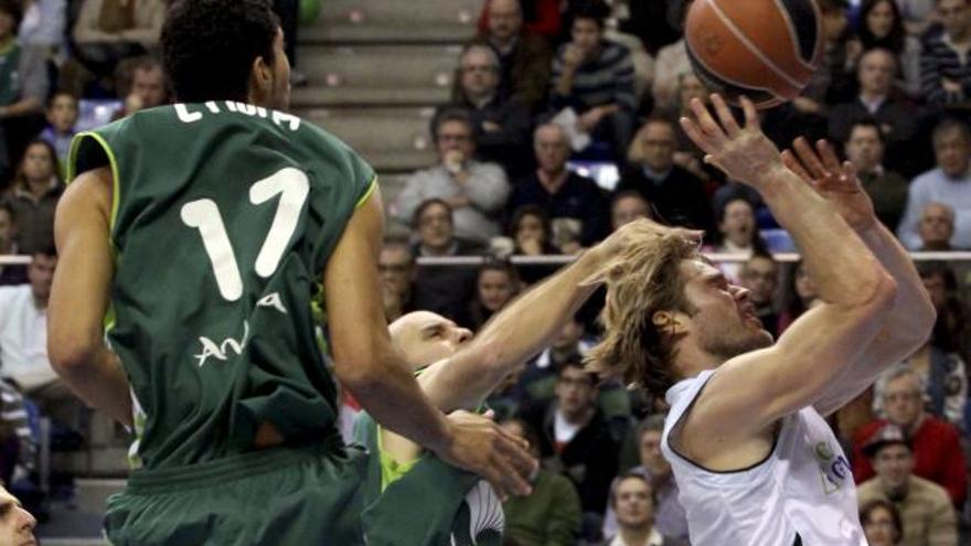 El Unicaja fue muy superior al CB Granada y se acerca a la Copa.