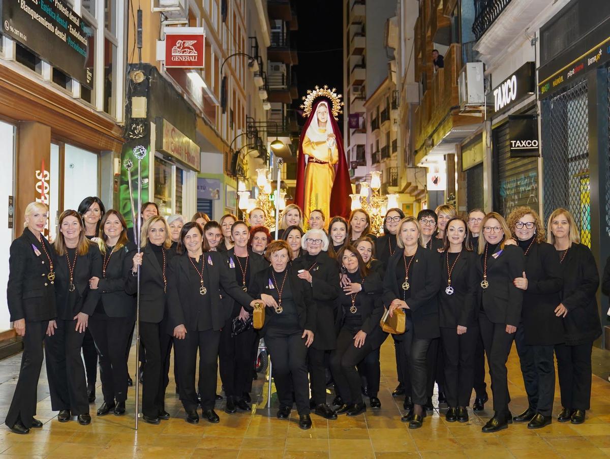 Decenas de mujeres ante la imagen en una de las calles de Gandia.