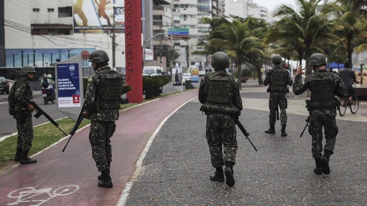 Unos militares del Ejército brasileño patrullan las calles de Vitoria, en Espirito Santo (Brasil).