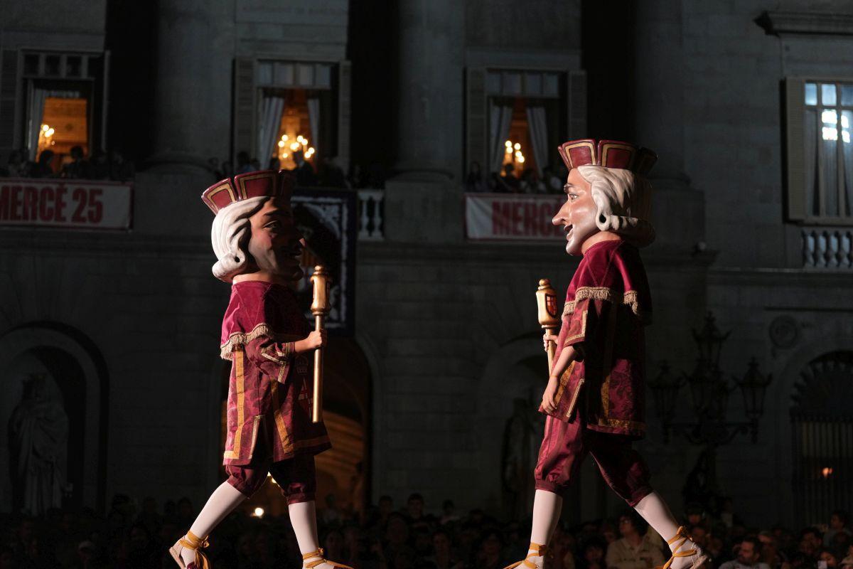 Toc d’inici de la Mercè 2025, gigantes y bestias en la plaza Sant Jaume de Barcelona