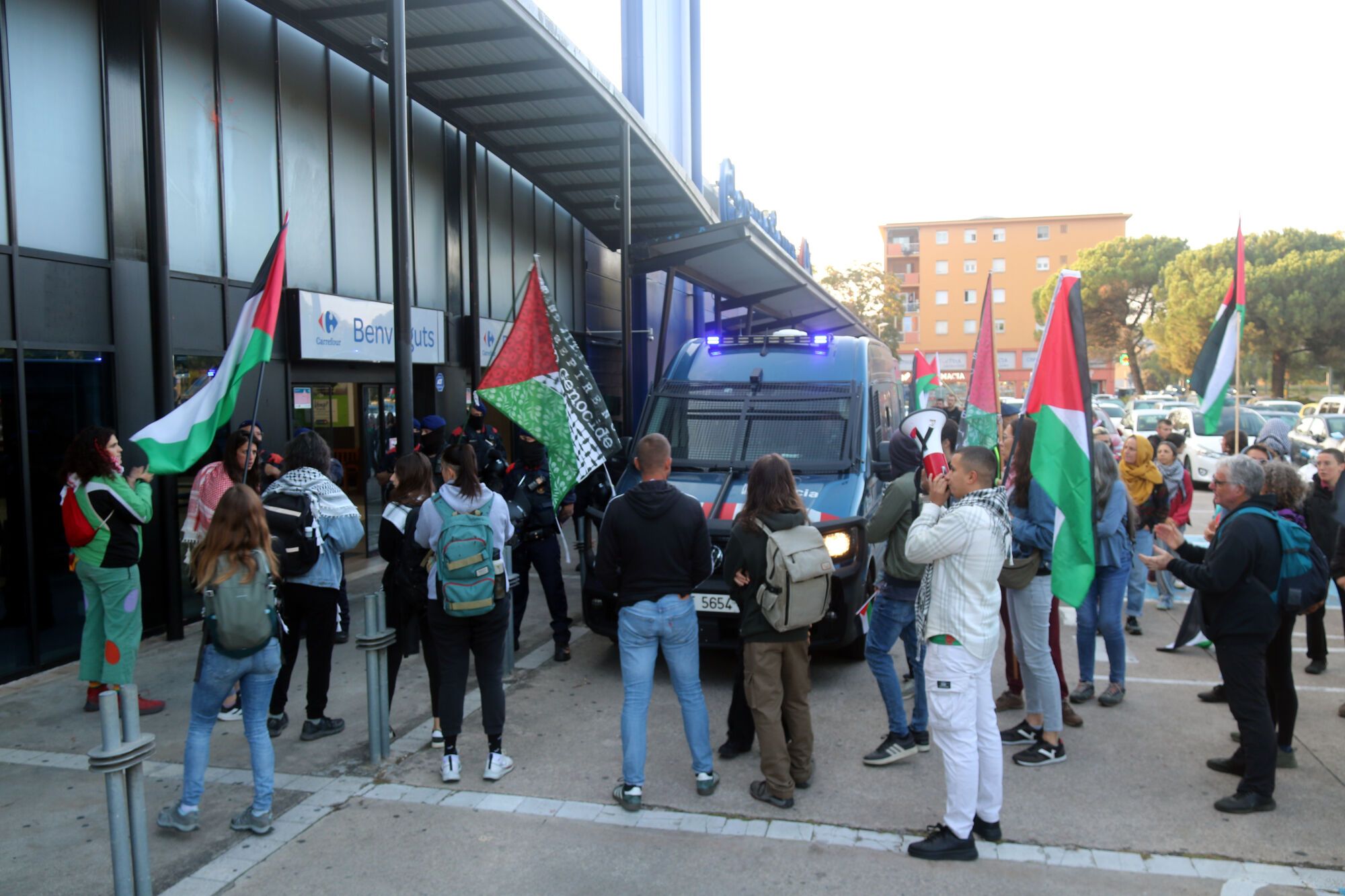 Pla general dels manifestants davant el supermercat Carrefour de Girona