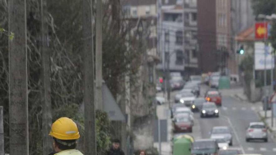 Dos obreros trabajan en la avenida de Vigo, en Cangas. // S.A.