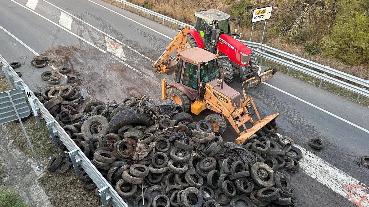 Protesta contra el Mercosur: agricultores catalanes reabren la AP-7 y la N-II en Pontós