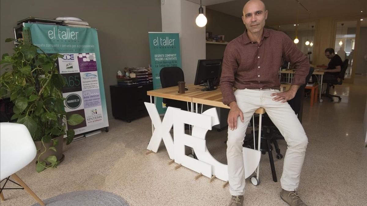 Jordi Llop, consultor de gestión de residuos, en el coworking de La Selva del Camp.