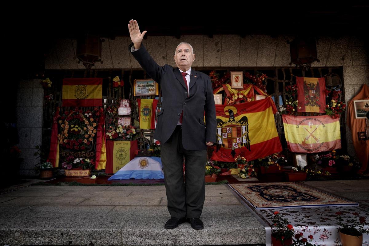 Acto en el cementerio de Mingorrubio, donde se encuentran los restos de Francisco Franco, en recuerdo del 50 aniversario de la muerte del dictador.