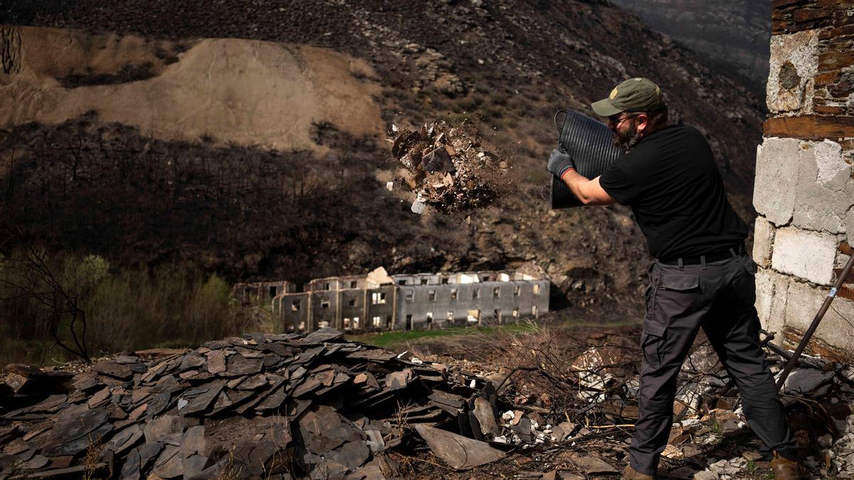 Voluntario, durante la retirada de escombros de las instalaciones de la mina abandonada ed Valborraz, en Carballeda de Valdeorras,