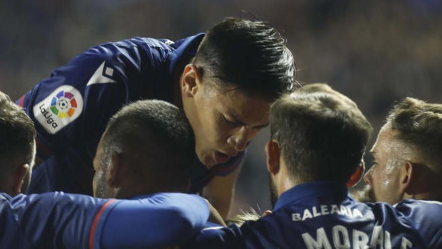 Duarte celebra de forma efusiva uno de los goles ante el Mallorca con sus compañeros.