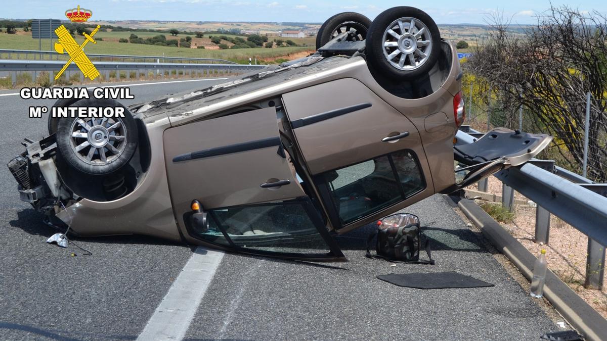 Efectivos de la Guardia Civil detienen en la autovía A-1 a una persona como presunto autor de un delito contra la salud pública por tráfico de drogas, al aprehenderle 33 kilogramos de hachís tras sufrir un accidente.