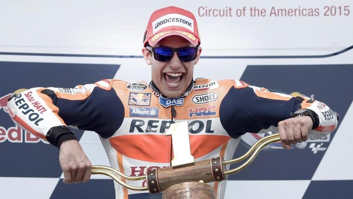 El catalán Marc Márquez (Honda), que siempre suele ganar en Austin (EEUU), levanta el trofeo del 2015.