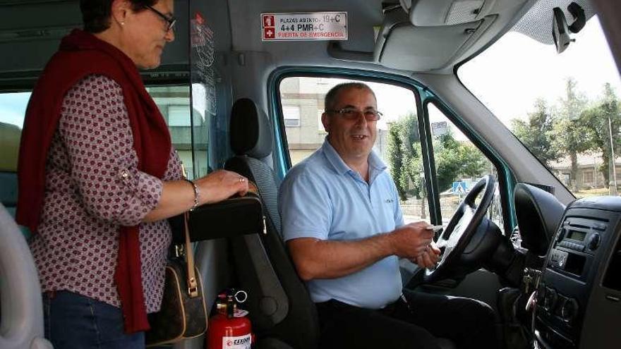 Una mujer, pagando en el bus de Rodeiro. // Bernabé