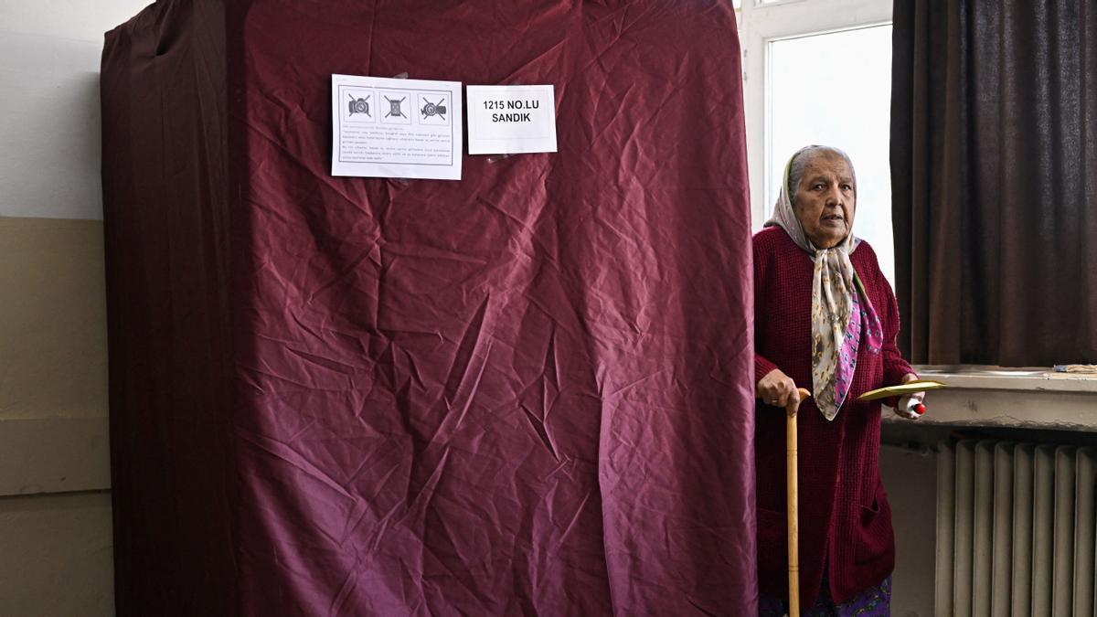 Una mujer asiste a votar en un colegio electoral durante las elecciones presidenciales y parlamentarias, en Estambul, Turquía 