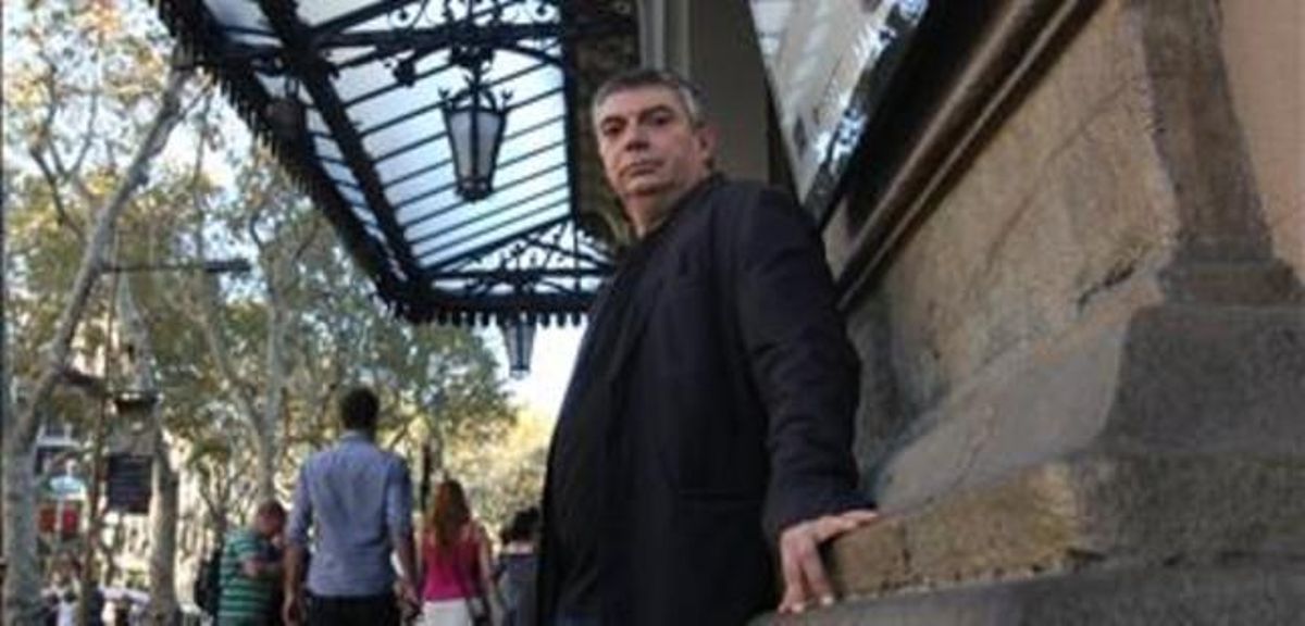 El director escènic Xavier Albertí, davant l’entrada del Liceu, l’octubre del 2011. El director escènic Xavier Albertí, davant l’entrada del Liceu, l’octubre del 2011.