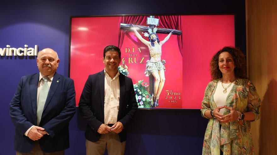 El vicepresidente de la Diputación y edil del Ayuntamiento de Coín, Cristóbal Ortega, junto con el hermano mayor de la Hermandad del Santísimo Cristo del Perdón y de la Veracruz, Antonio Espíldora y la concejala de Turismo, Raquel López.