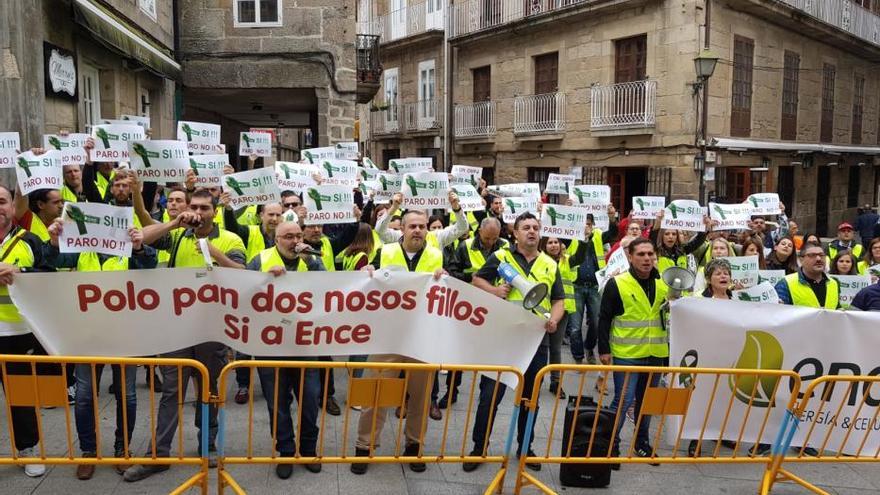 Trabajadores de Ence protestan ante la llegada de Lores y concejales socialistas