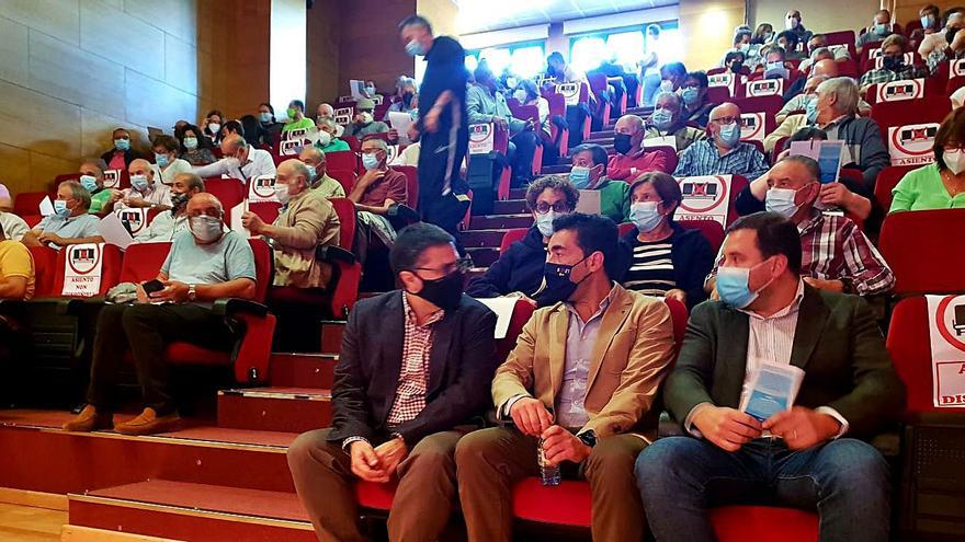 López, Cubela y técnicos de Augas de Galicia mantuvieron un encuentro con vecinos ayer en Cerdedo.