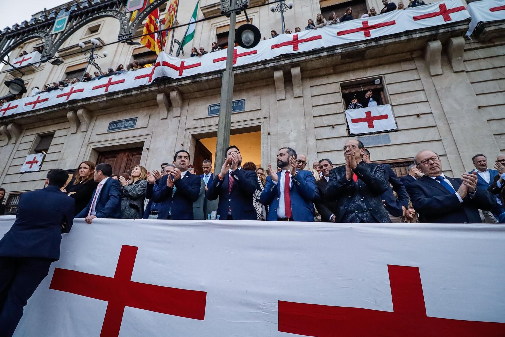 El Himno levanta el telón de la Fiesta en Alcoy