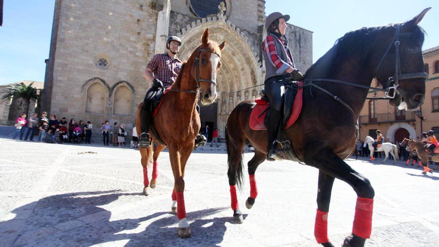 Castelló d&#039;Empúries celebra la tradicional cavallada