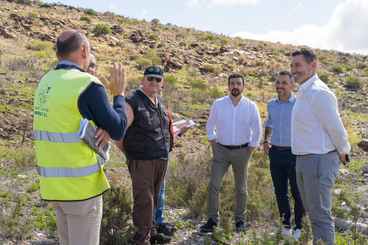 Alejandro Marichal y Ruymán Cardoso supervisan los trabajos de recuperación ambiental.